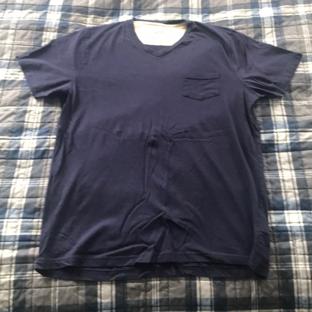 Report collection pocket v neck tee